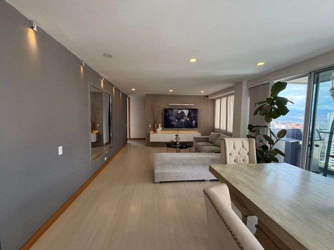Apartamento de 2 alcobas en venta en El Poblado, Medellín, 127 m² · foto 1 de 23