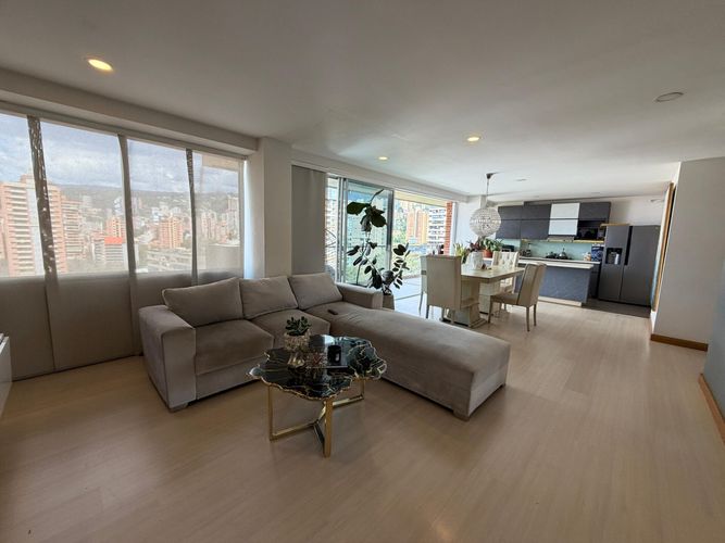 Apartamento de 2 alcobas en venta en El Poblado, Medellín, 127 m² · foto 5 de 23
