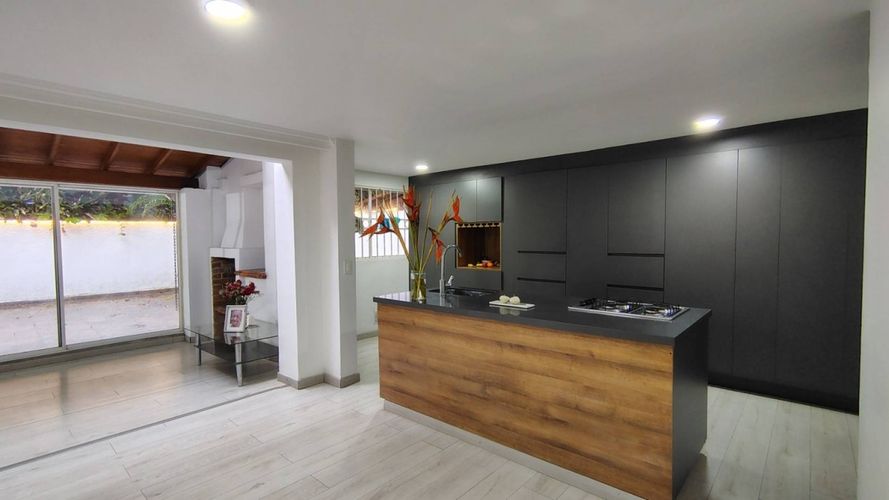 Casa de 4 alcobas en venta en San Lucas, Medellín, 200 m² · foto 2 de 24