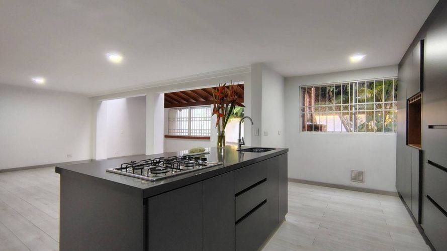 Casa de 4 alcobas en venta en San Lucas, Medellín, 200 m² · foto 3 de 24