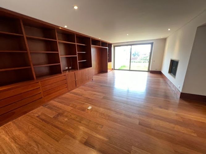 Casa de 4 alcobas en venta en Chicó Alto, Bogotá, 1100 m² · foto 3 de 24