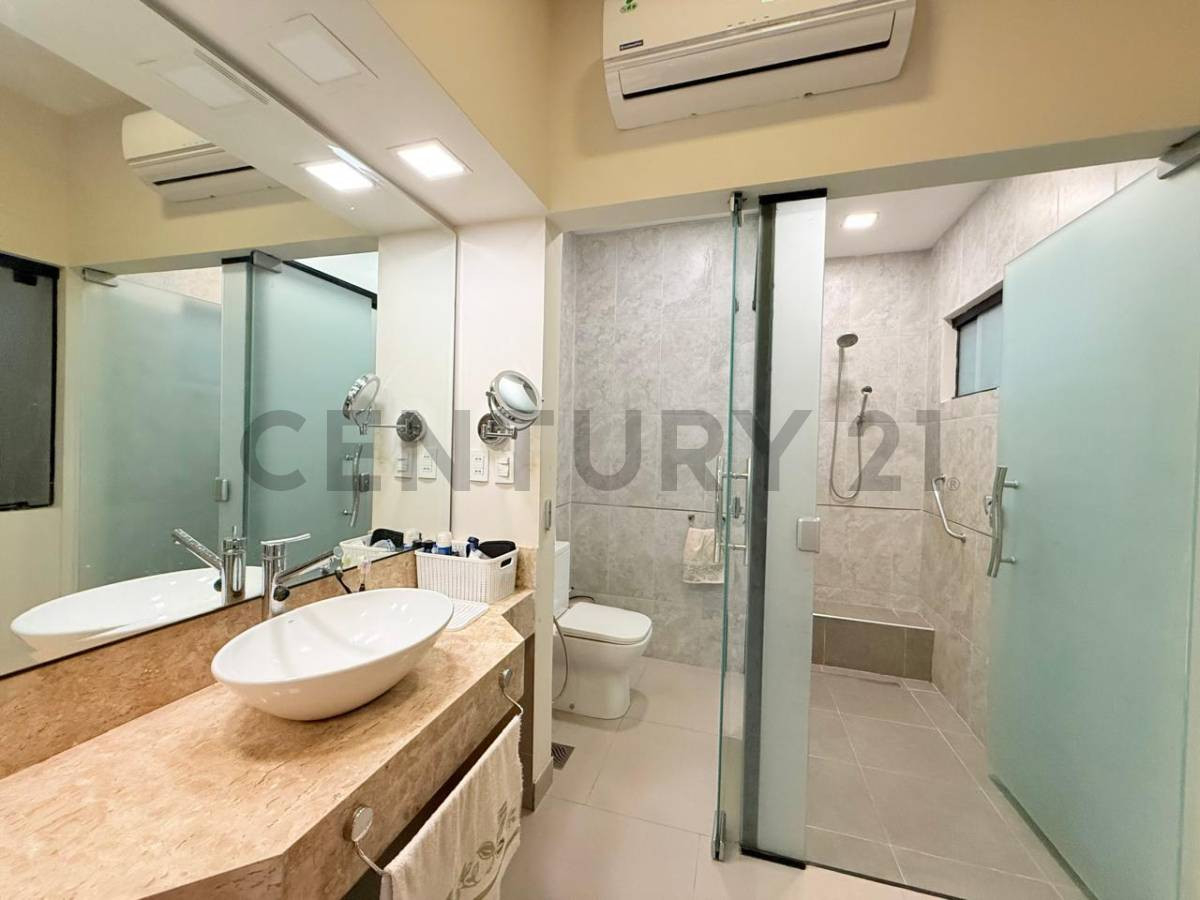 Exclusiva Residencia en Venta en el Prestigioso Barrio Recoleta, Asunción