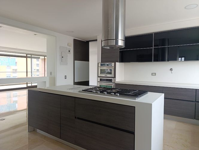 Apartamento de 3 alcobas en arriendo en Las Lomas, Medellín, 300 m² · foto 3 de 18