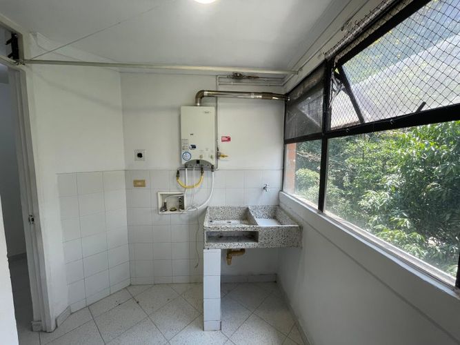 Apartamento de 4 alcobas en arriendo en Los Naranjos, Medellín, 135 m² · foto 11 de 14