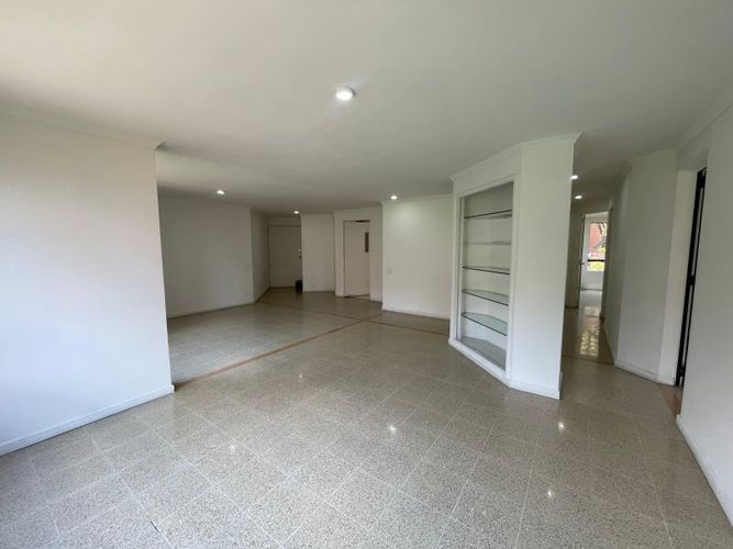 Apartamento de 4 alcobas en venta en Los Naranjos, Medellín, 135 m² · foto 4 de 14