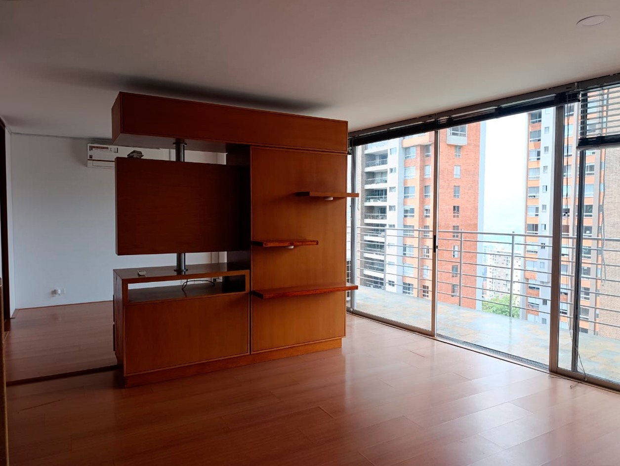 Apartamento en arriendo en El Poblado, Medellín · foto 3 de 16