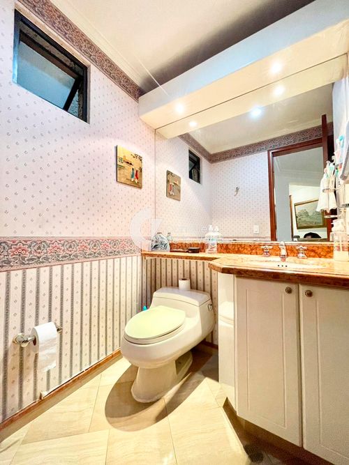 Apartamento de 3 alcobas en venta en Chicó Reservado, Bogotá, 254 m² · foto 2 de 17