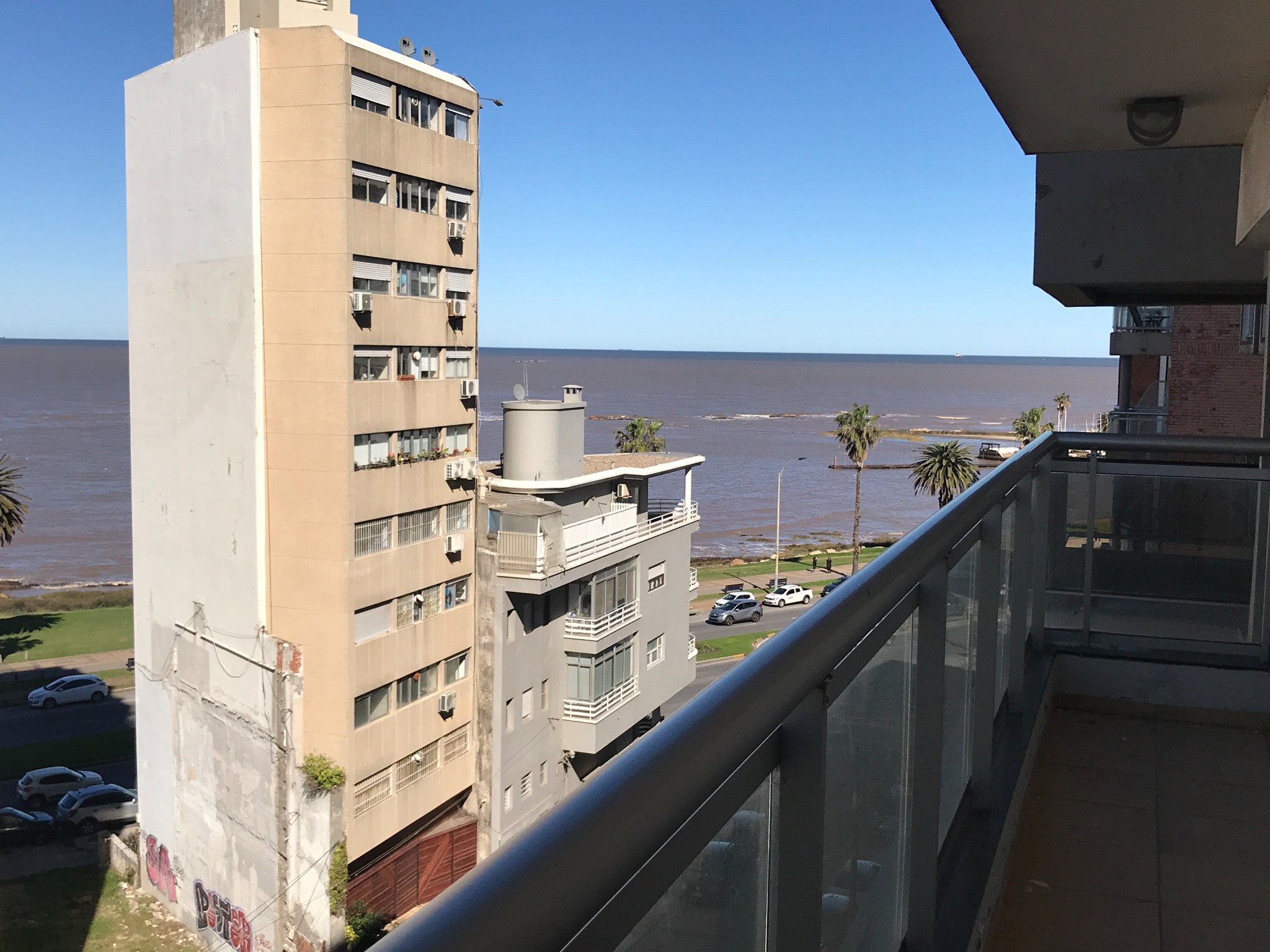 Elegante apartamento vista lateral al mar