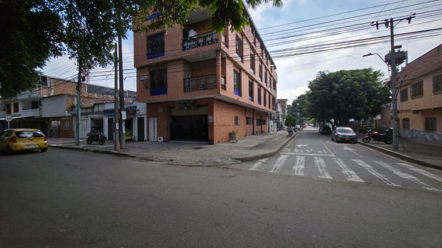 Edificio en venta en Atanasio Girardot, Cali, 600 m² · foto 2 de 15