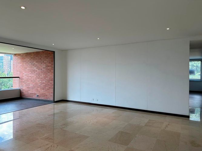Apartamento de 3 alcobas en arriendo en Los Naranjos, Medellín, 216 m² · foto 2 de 17