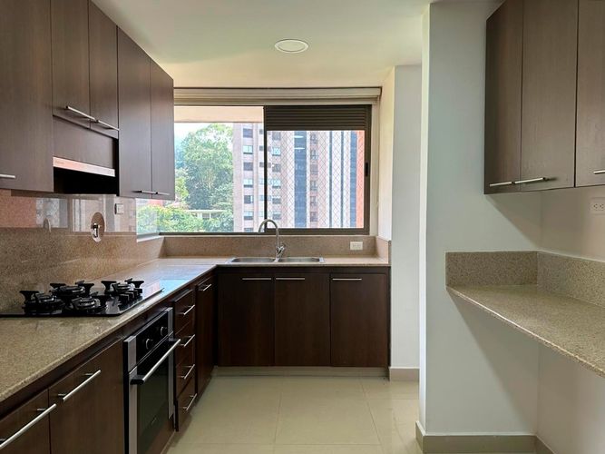 Apartamento de 3 alcobas en arriendo en Los Naranjos, Medellín, 216 m² · foto 4 de 17