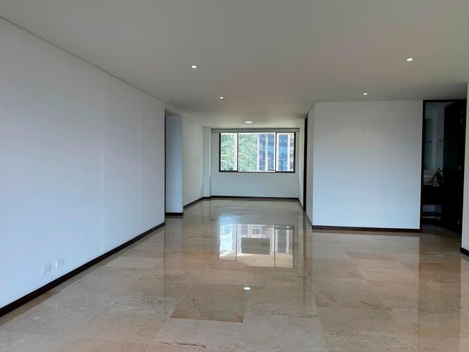 Apartamento de 3 alcobas en arriendo en Los Naranjos, Medellín, 216 m² · foto 3 de 17
