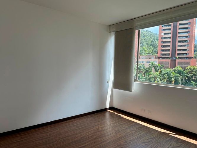 Apartamento de 3 alcobas en arriendo en Los Naranjos, Medellín, 216 m² · foto 8 de 17