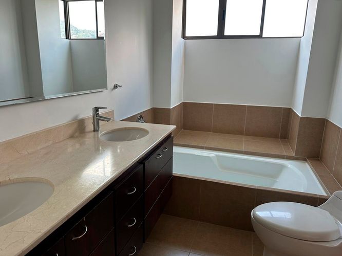 Apartamento de 3 alcobas en arriendo en Los Naranjos, Medellín, 216 m² · foto 14 de 17
