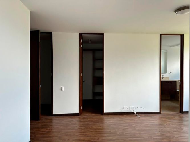 Apartamento de 3 alcobas en arriendo en Los Naranjos, Medellín, 216 m² · foto 12 de 17