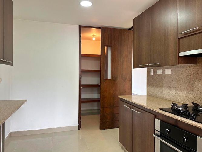 Apartamento de 3 alcobas en arriendo en Los Naranjos, Medellín, 216 m² · foto 5 de 17