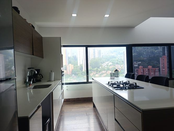 Apartamento de 2 alcobas en venta en El Poblado, Medellín, 199 m² · foto 13 de 20