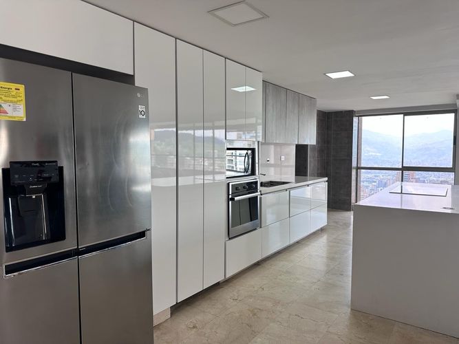 Apartamento de 3 alcobas en arriendo en El Poblado, Medellín, 235 m² · foto 3 de 18
