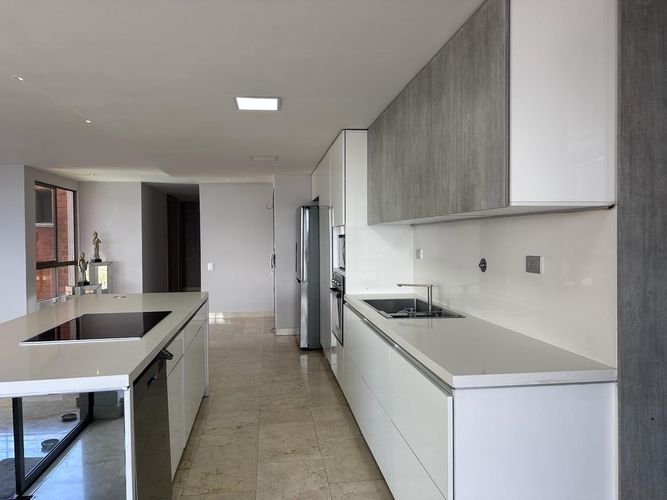Apartamento de 3 alcobas en arriendo en El Poblado, Medellín, 235 m² · foto 4 de 18