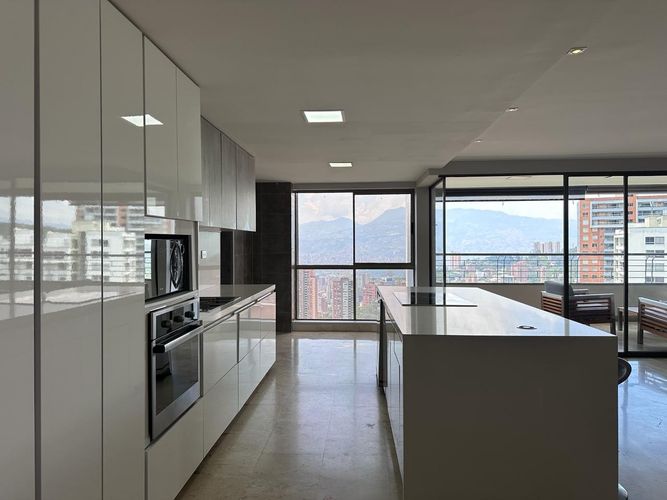 Apartamento de 3 alcobas en arriendo en El Poblado, Medellín, 235 m² · foto 5 de 18