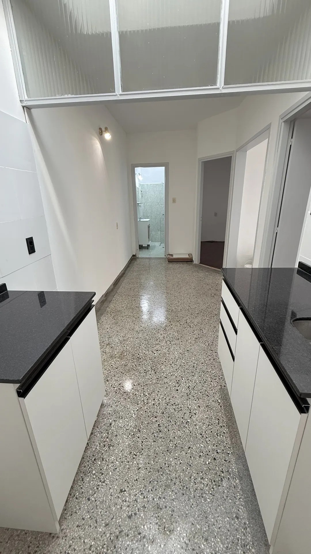 Apartamento dos dormitorios en Buceo con cocina nueva.