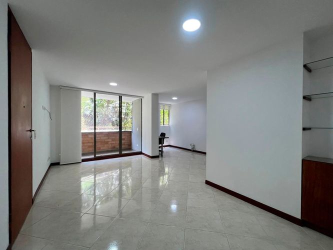 Apartamento de 2 alcobas en venta en Alto De Misael, Envigado, 70 m² · foto 2 de 19
