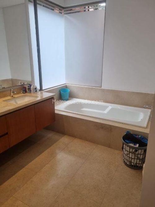 Apartamento de 4 alcobas en venta en Los Rosales, Bogotá, 380 m² · foto 9 de 11