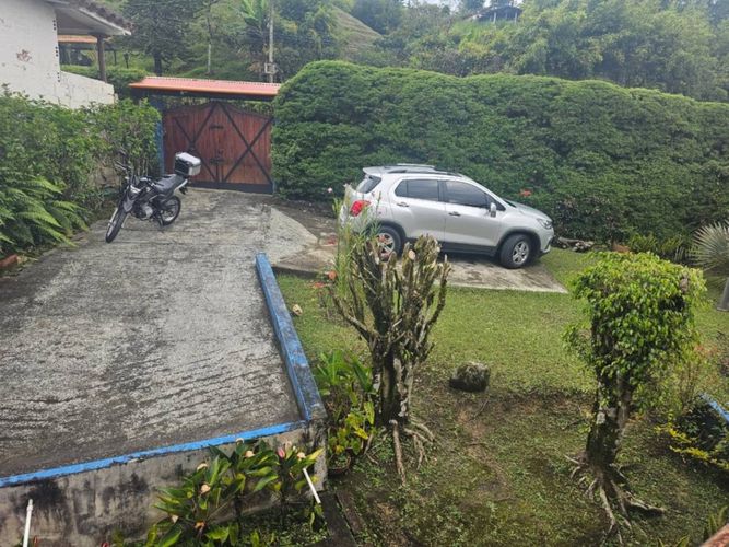 Finca en venta en Chaparral, Guarne, 250 m² · foto 2 de 17