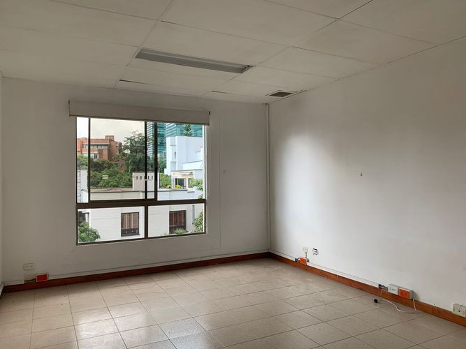 Oficina en arriendo en El Poblado, Medellín, 35 m² · foto 2 de 4
