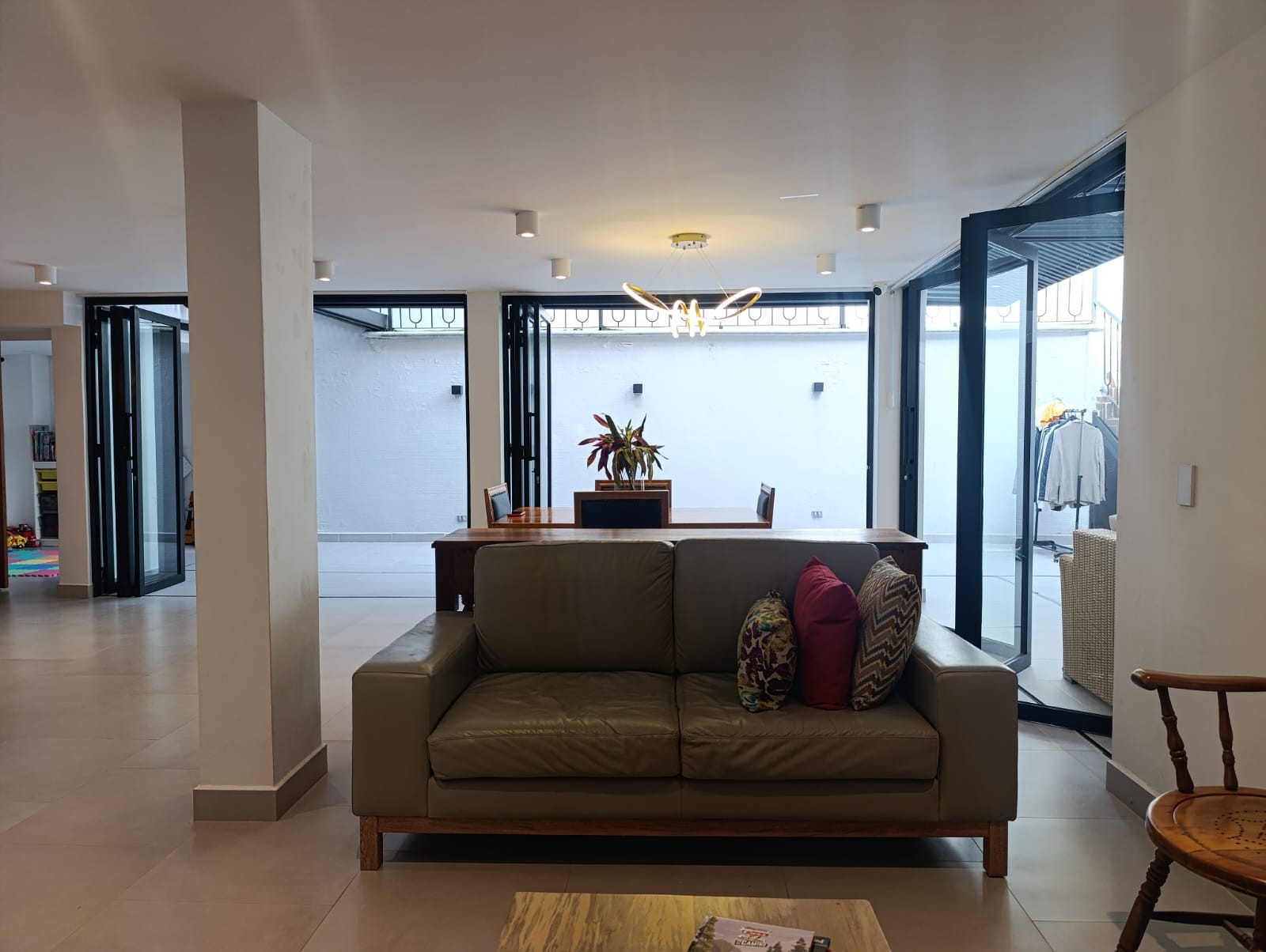 Casa en arriendo en El Poblado, Medellín · foto 2 de 20