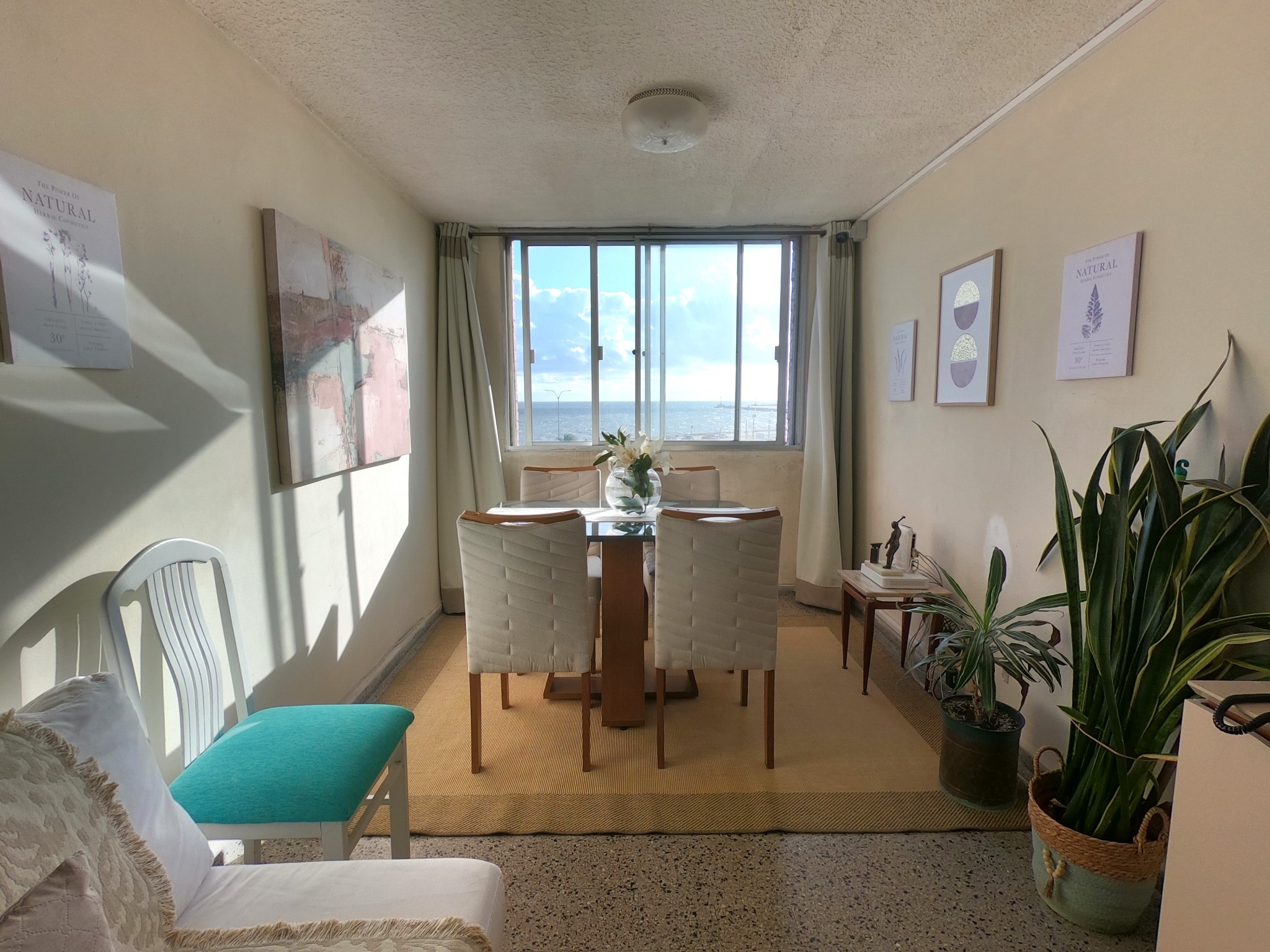 Oportunidad! Luminoso Apartamento De 3 Dormitorios En Venta En Ciudad Vieja Con Vista Al Mar, Cochera.