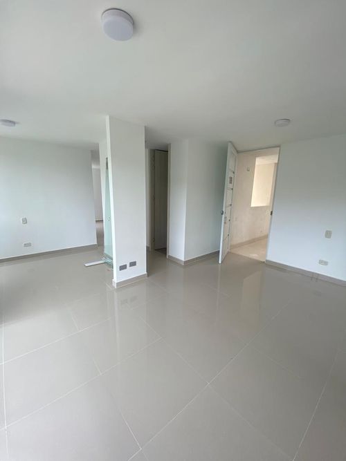 Apartamento de 2 alcobas en venta en Guabinas, Yumbo, 60 m² · foto 2 de 19