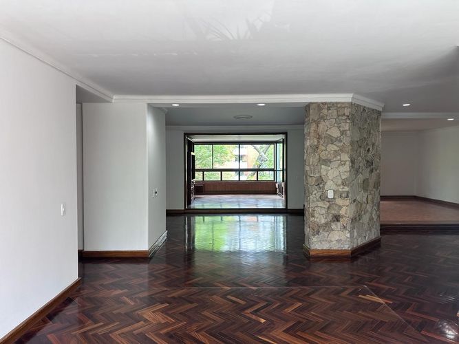 Apartamento de 3 alcobas en venta en Los Naranjos, Medellín, 230 m² · foto 3 de 18