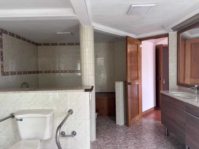 Apartamento de 3 alcobas en venta en Los Naranjos, Medellín, 230 m² · foto 16 de 18