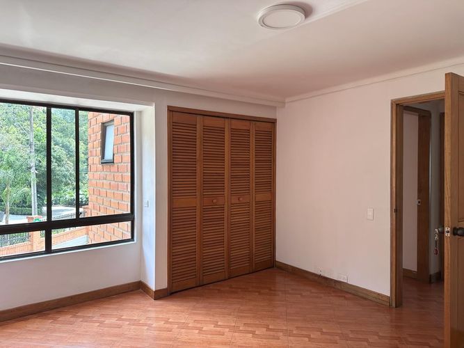 Apartamento de 3 alcobas en venta en Los Naranjos, Medellín, 230 m² · foto 9 de 18