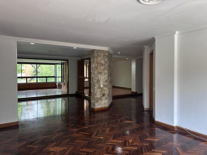 Apartamento de 3 alcobas en venta en Los Naranjos, Medellín, 230 m² · foto 2 de 18