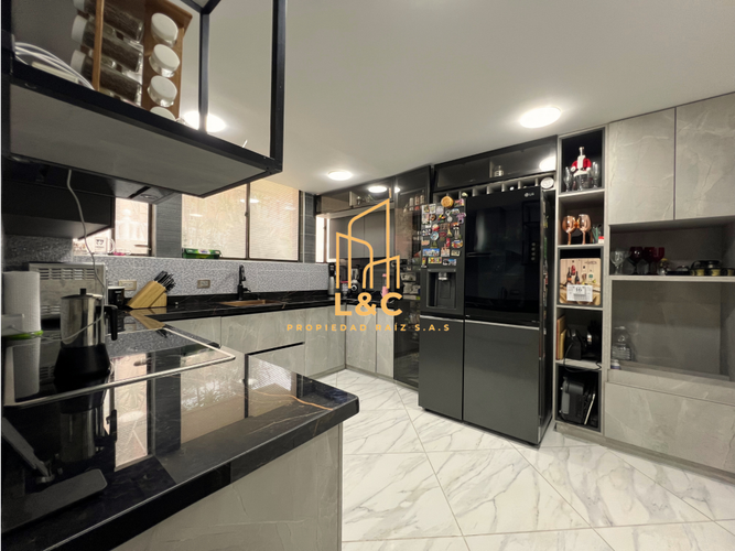 Casa de 3 alcobas en venta en Loma Benedictinos, Envigado, 340 m² · foto 2 de 22