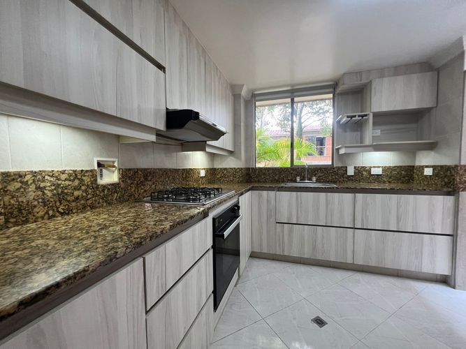 Casa de 3 alcobas en arriendo en Urbanización Las Cumbres, Envigado, 200 m² · foto 8 de 18