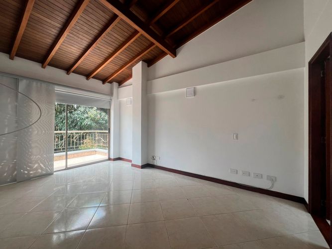 Casa de 3 alcobas en arriendo en Urbanización Las Cumbres, Envigado, 200 m² · foto 2 de 18