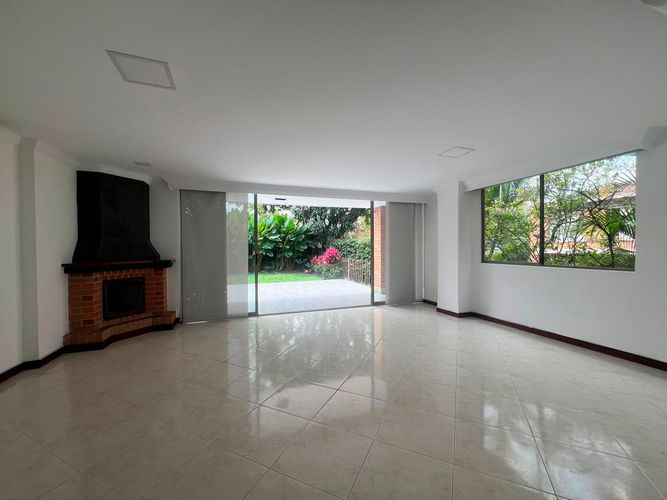 Casa de 3 alcobas en arriendo en Urbanización Las Cumbres, Envigado, 200 m² · foto 3 de 18