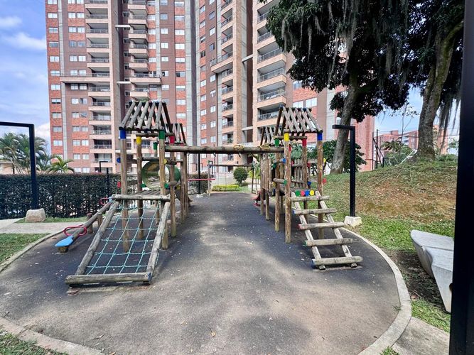 Apartamento de 3 alcobas en arriendo en Loma Del Escobero, Envigado, 98 m² · foto 3 de 20