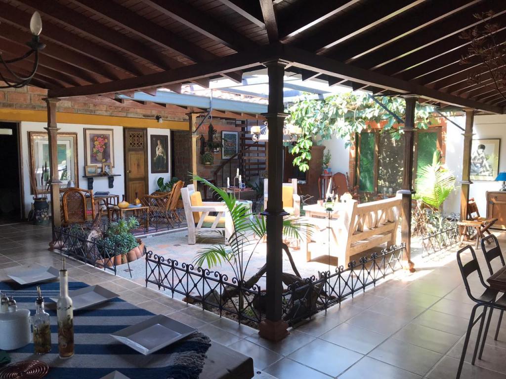 4BR Country House in El hospital (300 m²) for Sale