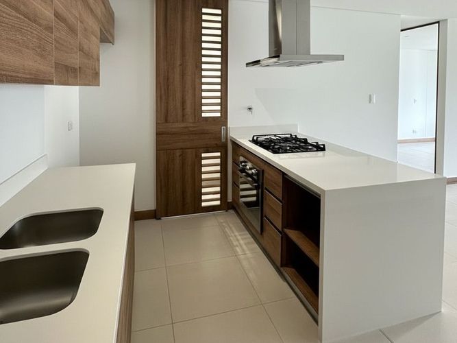 Apartamento de 2 alcobas en venta en El Poblado, Medellín, 93 m² · foto 4 de 14