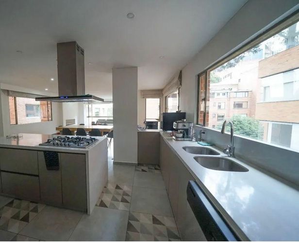 Apartamento de 3 alcobas en venta en Los Rosales, Bogotá, 236 m² · foto 6 de 11