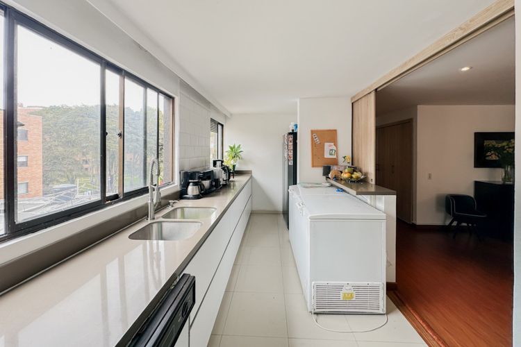 Apartamento de 3 alcobas en venta en Santa Barbara Occidental, Bogotá, 183 m² · foto 6 de 21