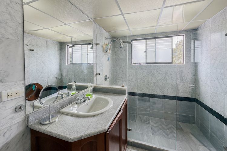 Apartamento de 3 alcobas en venta en Santa Barbara Occidental, Bogotá, 183 m² · foto 12 de 21