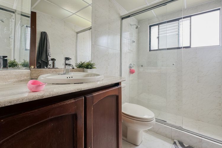 Apartamento de 3 alcobas en venta en Santa Barbara Occidental, Bogotá, 183 m² · foto 17 de 21