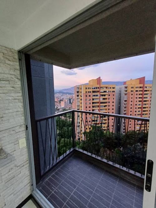 Apartamento de 2 alcobas en arriendo en Laureles, Medellín, 60 m² · foto 2 de 24