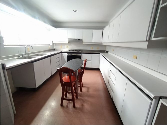 Casa de 5 alcobas en arriendo en San Lucas, Medellín, 320 m² · foto 2 de 24
