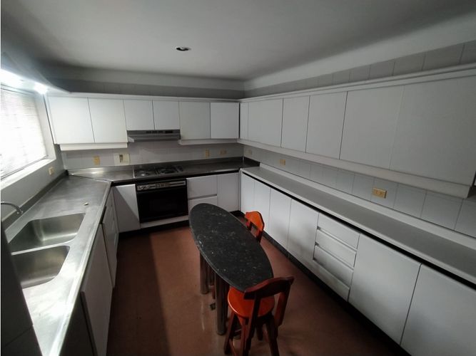 Casa de 5 alcobas en arriendo en San Lucas, Medellín, 320 m² · foto 3 de 24